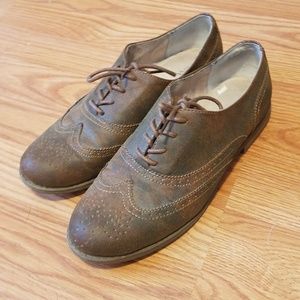 Women's brown casual wingtip shoe
